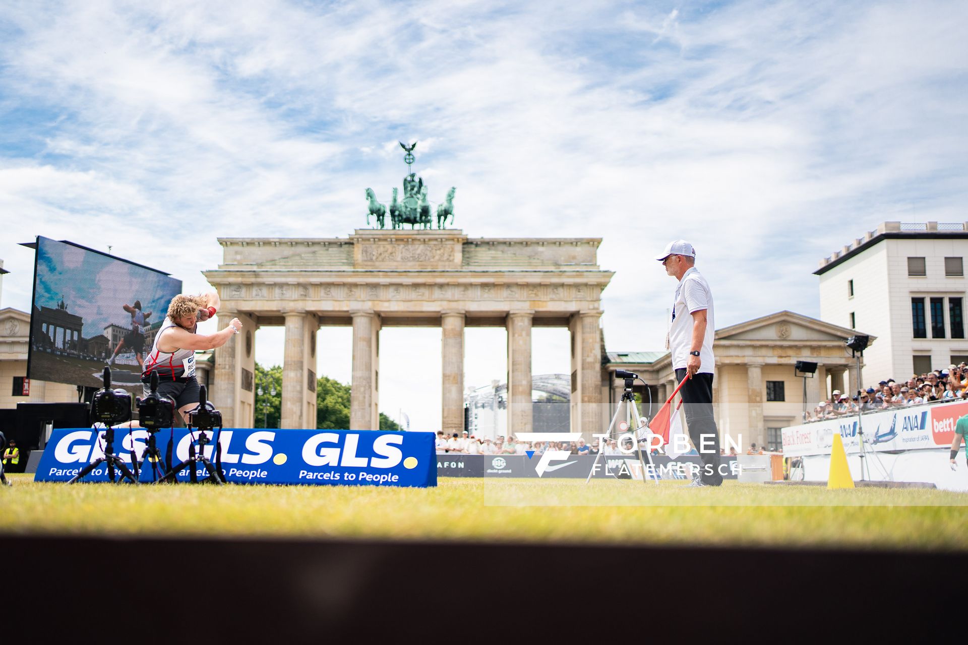 Silas Ristl (LAC Essingen) beim Kugelstossen waehrend der deutschen Leichtathletik-Meisterschaften auf dem Pariser Platz am 24.06.2022 in Berlin